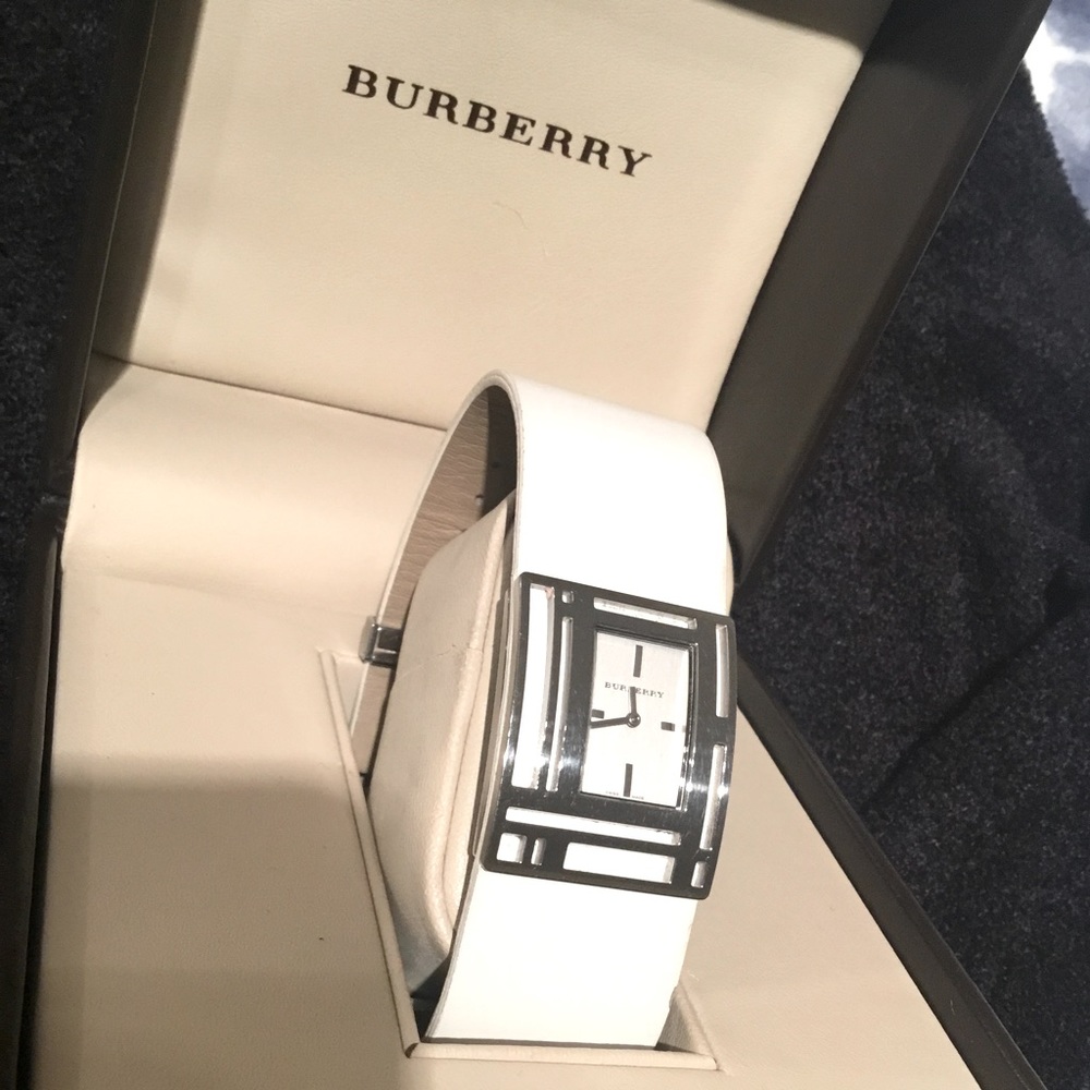 AUTHENTIC BURBERRY WATCH IN GOOD CONDITION WORKS BEAUTIFULLY 🔥🔥🔥❤️❤️😍